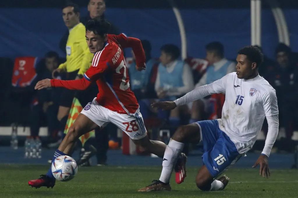 Javier Altamirano es buscado por la U y la UC en el fútbol chileno. El técnico Gustavo Álvarez sabe que el futbolista puede partir ante una buena oferta (Photosport)