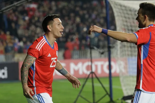 La alegría de Echeverría tras anotar su primer gol por Chile. Observen su brazo izquierdo. (Photosport)