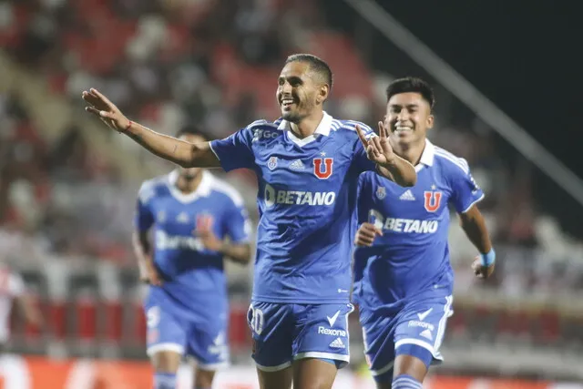 Mateos celebrando su golazo anotado a Curicó Unido (Photosport)