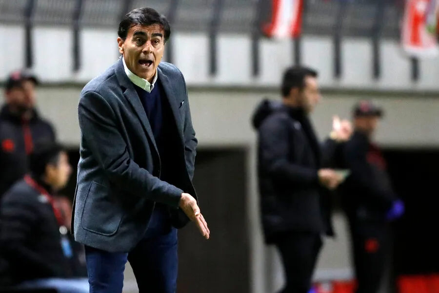 Israel asegura que Stöhwing se cabreó de Gustavo Quinteros. | Foto: Photosport