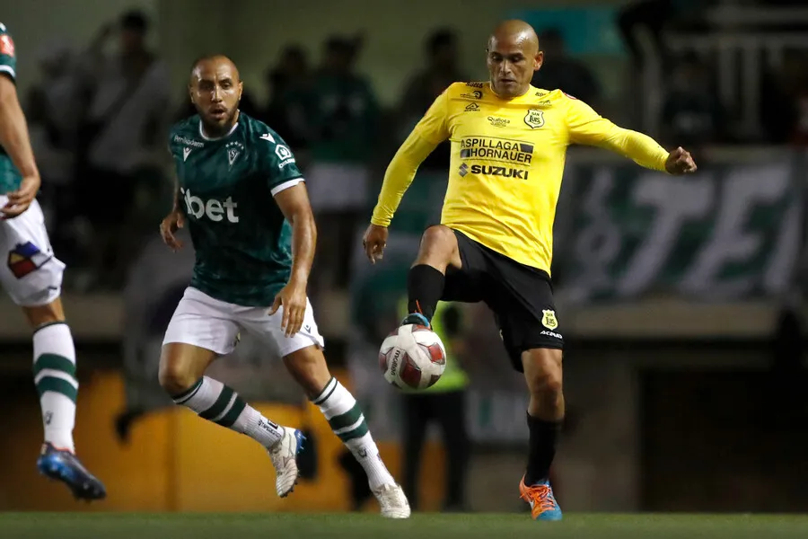 Chupete sigue anotando y se mantiene vigente a los 42 años. | Foto: Photosport