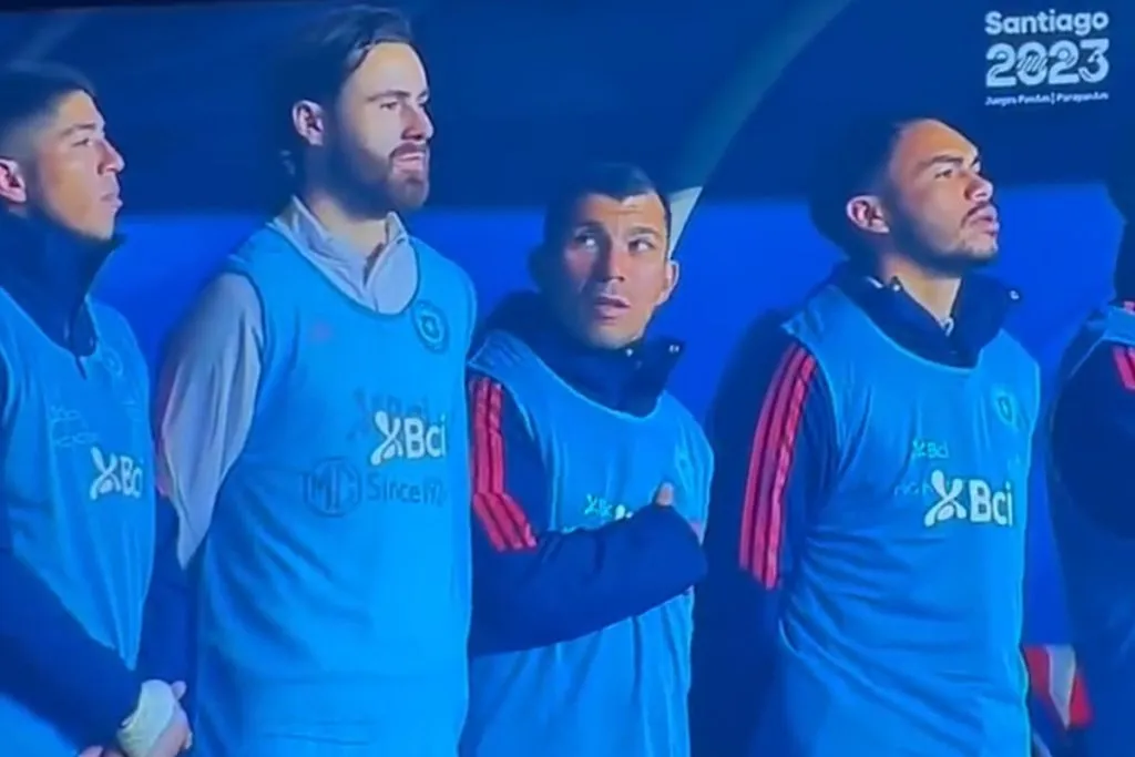 Gary Medel miró a Ben Brereton en el himno (Foto: Chilevision)
