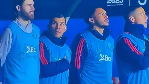 Gary Medel miró a Ben Brereton mientras sonaba el himbo de Chile (Foto: Chilevisión)