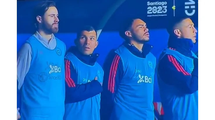 Gary Medel miró a Ben Brereton mientras sonaba el himbo de Chile (Foto: Chilevisión)