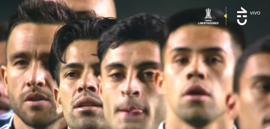 Matías Zaldivia -izq- cantó con mucha emoción el himno de Chile