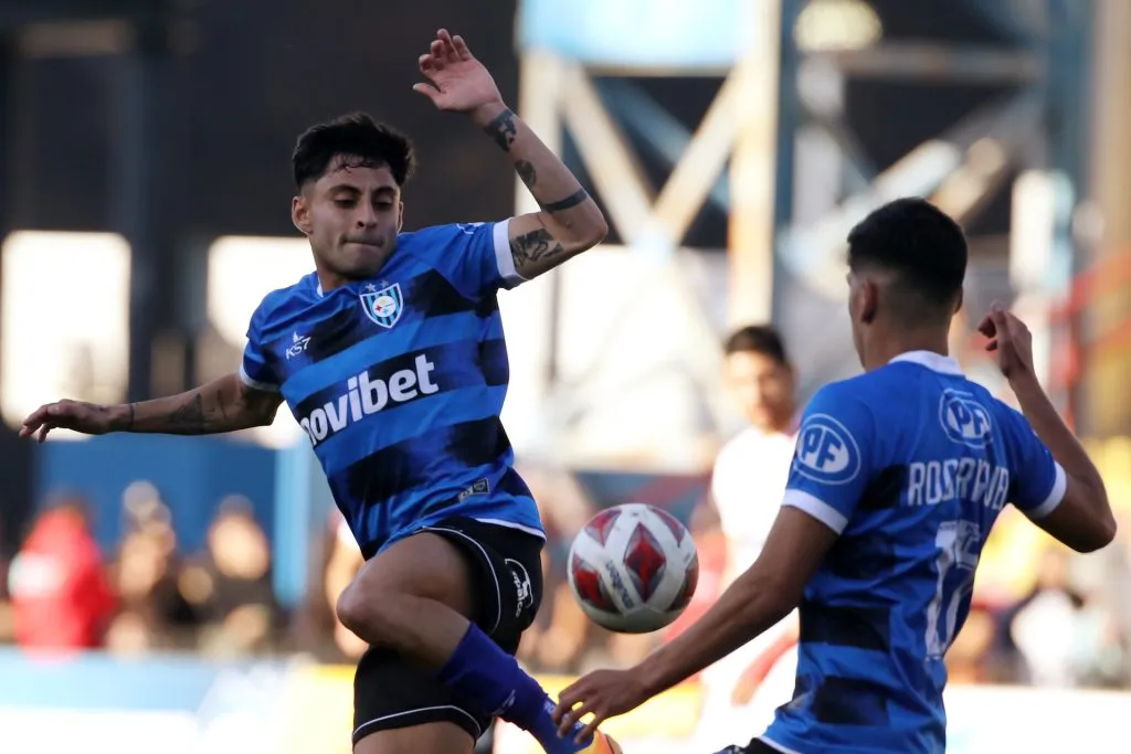 Javier Altamirano también está en la mirada de Europa y desde Portugal vienen a ver al jugador en Concepción jugando por la Selección (Photosport)