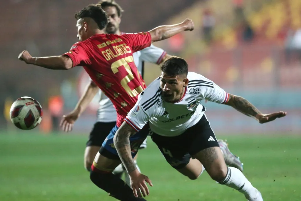 Alan Saldivia defiende con todo a Damián Pizarro (Photosport)