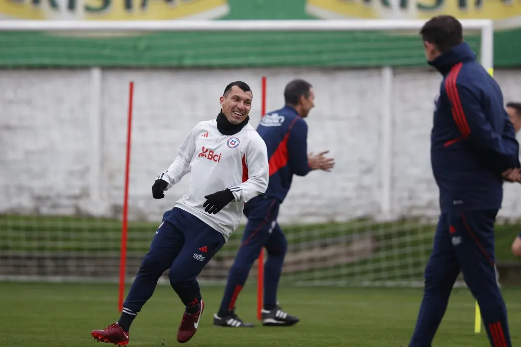 Gary Medel entrena con normalidad y aparece como titular para el duelo ante Cuba