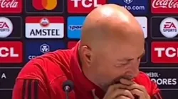 Jorge Sampaoli batalló en conferencia de prensa con una botella.