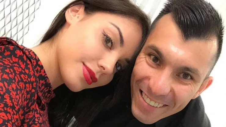 La ahora ex pareja de Gary Medel dio luces sobre el futuro del jugador.