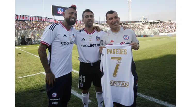 Gary Medel estuvo en el estadio Monumental en la despedida de Esteban Paredes.