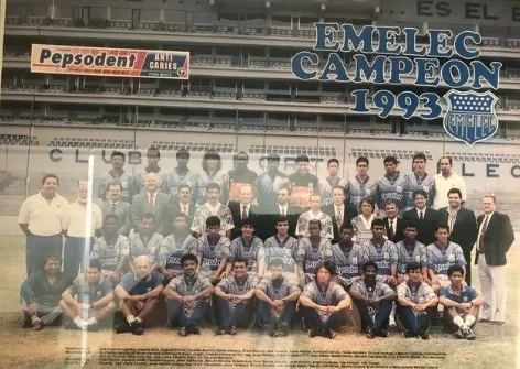 El equipo campeón de Emelec en 1993 con Capitano con entrenador (Archivo)