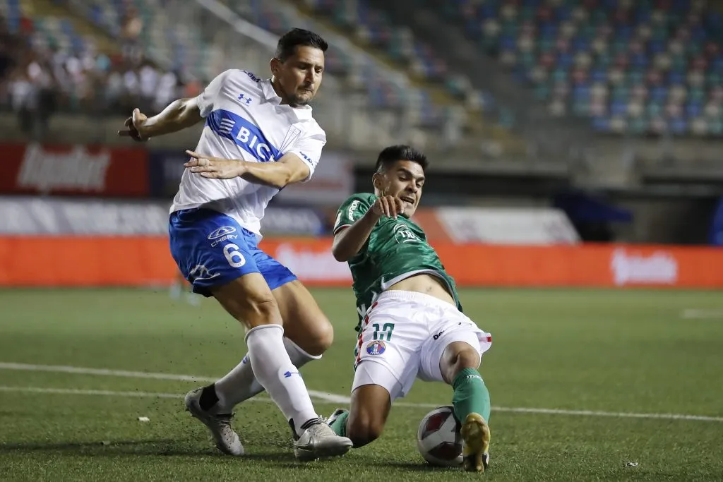 Guillermo Burdisso es uno de los jugadores más experimentados de la UC y en su rol ayuda a los más jóvenes del equipo (Photosport)