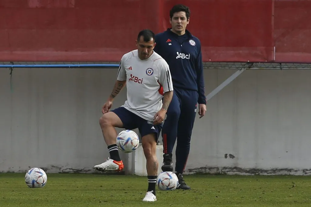 Gary Medel ya se integró a los trabajos de Eduardo Berizzo. Dragomir Yankovic/Photosport