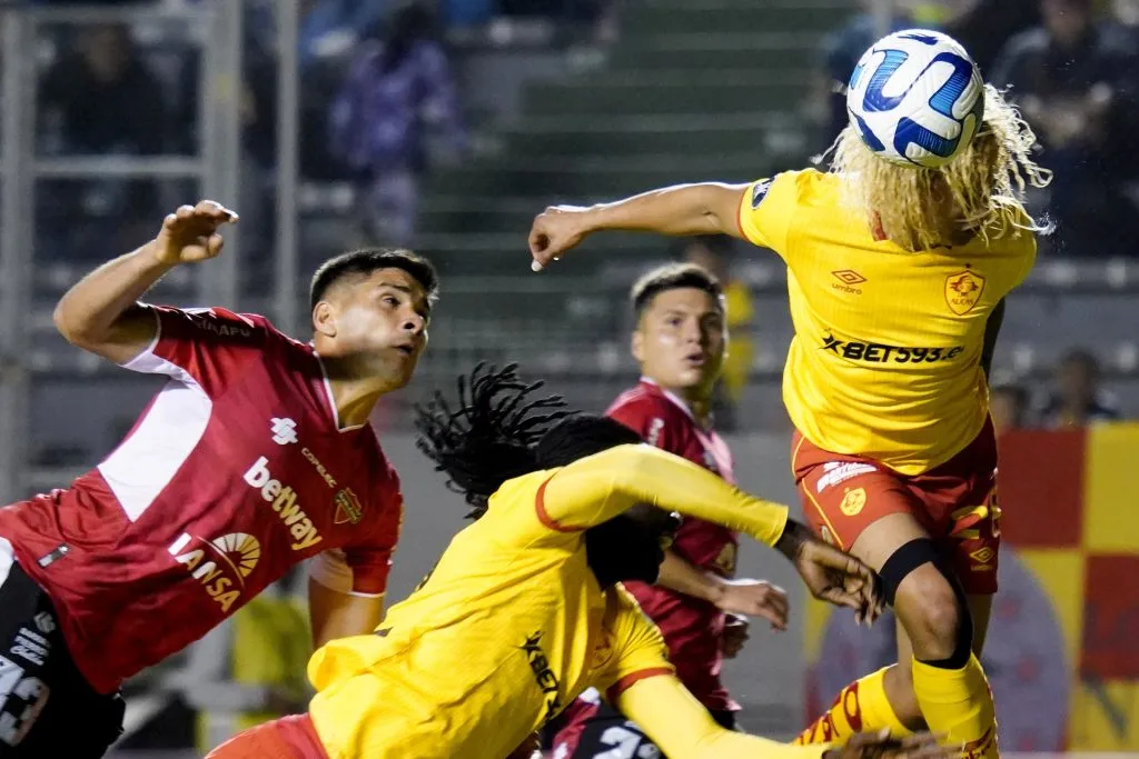 El partido entre Aucas y Ñublense fue peleado de principio a fin. (Photosport)
