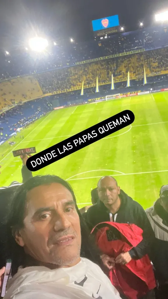 Gabriel Mendoza en La Bombonera viendo el partido del Cacique (Foto: cocamendozaoficial, Instagram)