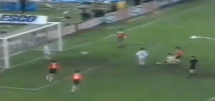 Momento en que Salas impacta el balón y Pellegrino parado en la línea de su arco (Captura Video)