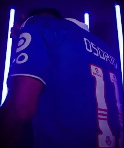 Momento en que se conoció que Osorio usaría la 11. En el video aparece haciendo el gesto del Matador (Captura video Universidad de Chile)