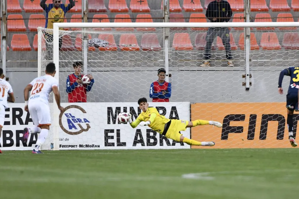 Hugo Araya tiene buenas condiciones en Cobreloa y muestra su nivel con el club que da la pelea por volver a la Primera División (Photosport)
