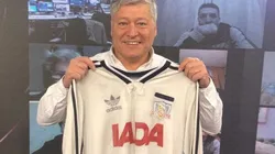 Patricio Yáñez con su camiseta original del año 1991.