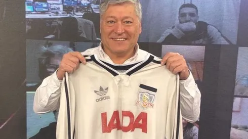 Patricio Yáñez con su camiseta original del año 1991.