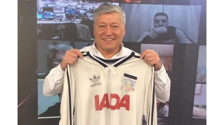Patricio Yáñez con su camiseta original del año 1991.
