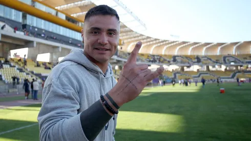 El portero de la U hizo emocionar a un joven hincha azul con este gran gesto