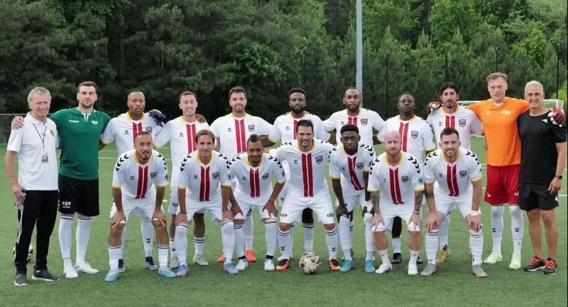 El Chapa estuvo acompañado de Mark González y Claudio Muñoz | Foto: Instagram