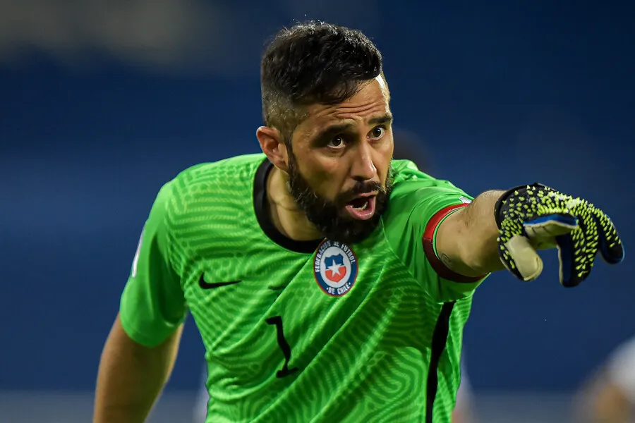 En esta pasada, Claudio Bravo se restó de La Roja. | Foto: Photosport