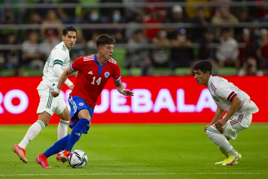 En Blanco y Negro desconocieron negociaciones por Pablo Parra. | Foto: Photosport