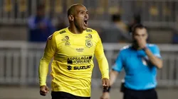 Humberto Suazo la está rompiendo en la Primera B