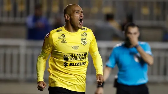 Humberto Suazo la está rompiendo en la Primera B