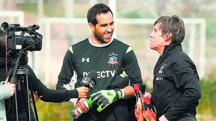 Julio Rodríguez -der- cuenta sobre la situación de Claudio Bravo y su futuro