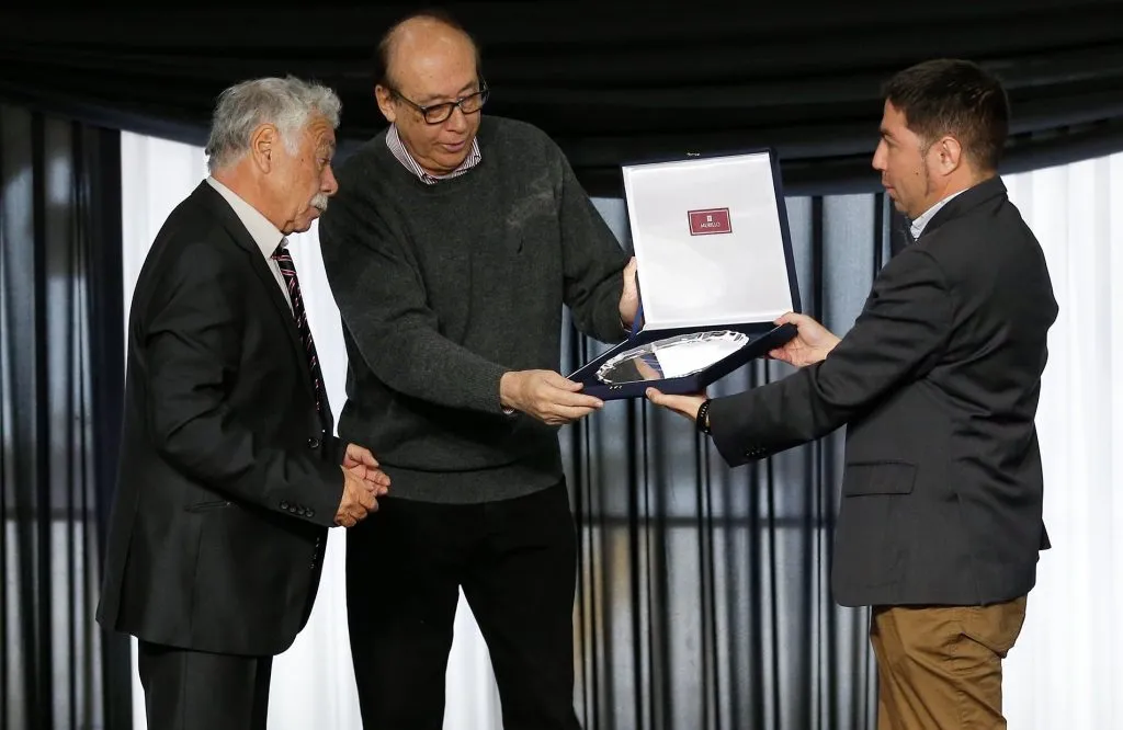 Carlos Caszely fue homenajeado en el Monumental a 50 años de la final de la Libertadores (@ColoColo)