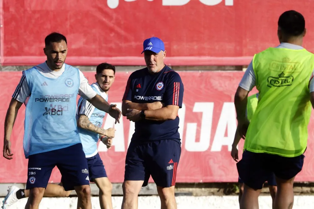 Berizzo ya tiene a sus hombres para enfrentar los próximos amistosos FIFA. Javier Salvo/Photosport