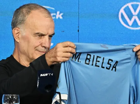 Loco pero noble: Marcelo Bielsa y un enorme gesto ante hincha uruguayo