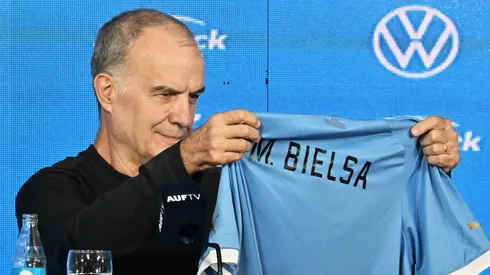 Marcelo Bielsa tuvo notable gesto con hincha uruguayo
