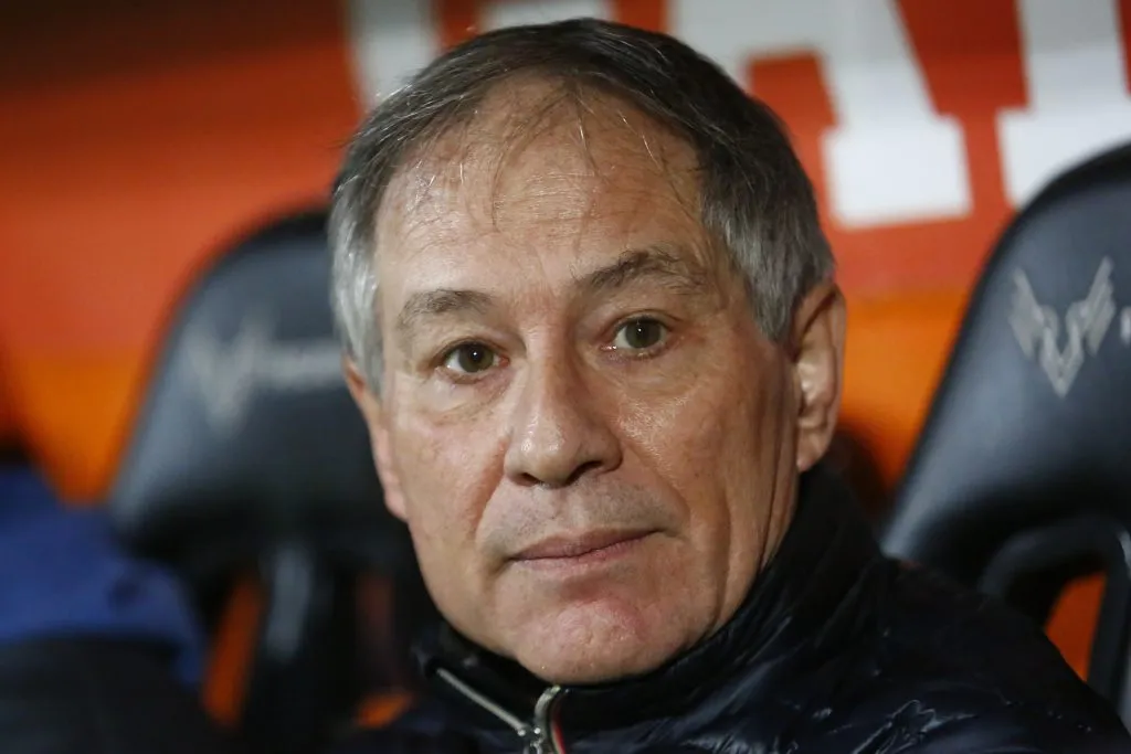 Ariel Holan quiere si o si encontrar un reemplazante para Isla.  Marcelo Hernandez/Photosport