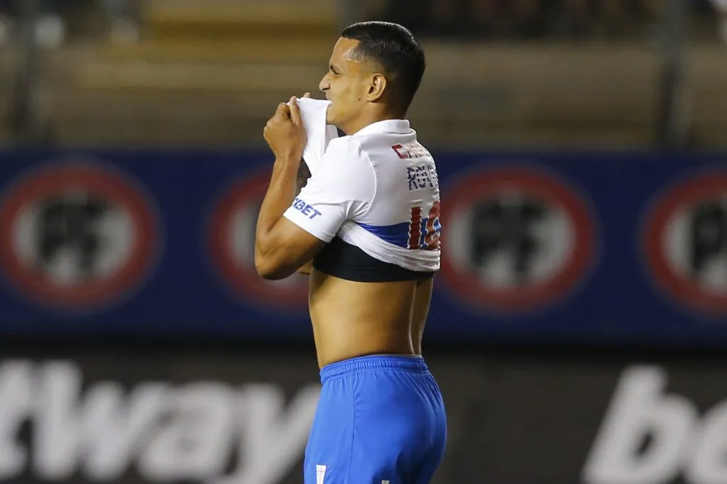 Universidad Católica no tiene a dos jugadores en sus planes, pero tiene difícil acordar la rescisión de ambos contratos. 