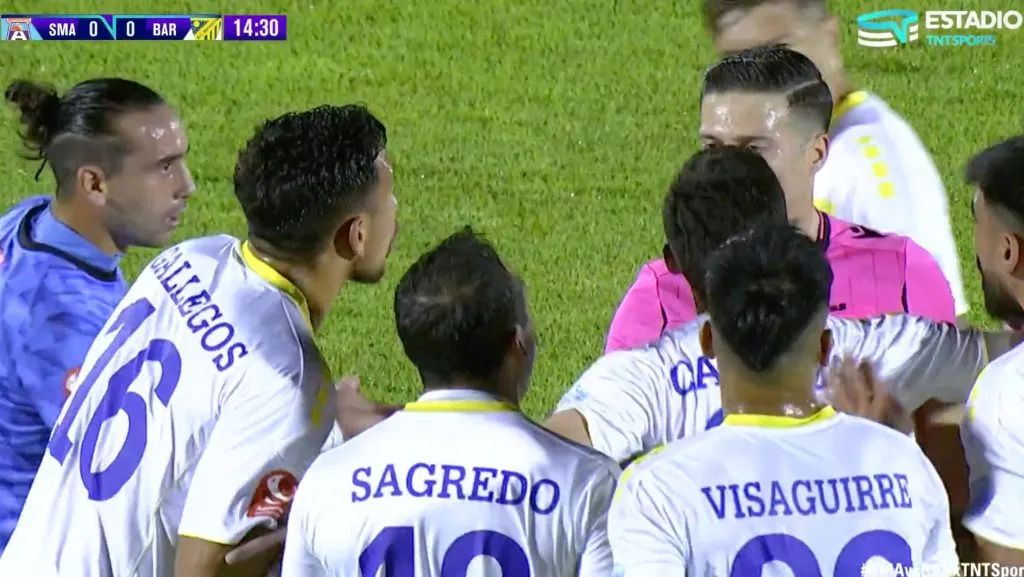 Boris Sagredo va a defender en forma airada a Matías Gallegos tras la expulsión en Arica (Estadio TNT Sports)