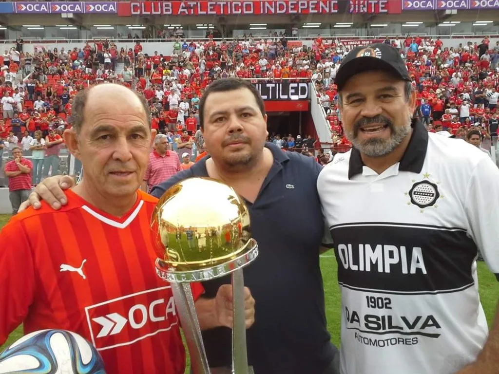 Rogelio Delgado -derecha- toma palco en la pugna entre Quinteros y Lezcano en Colo Colo (Twitter @RogelioDelgad12)