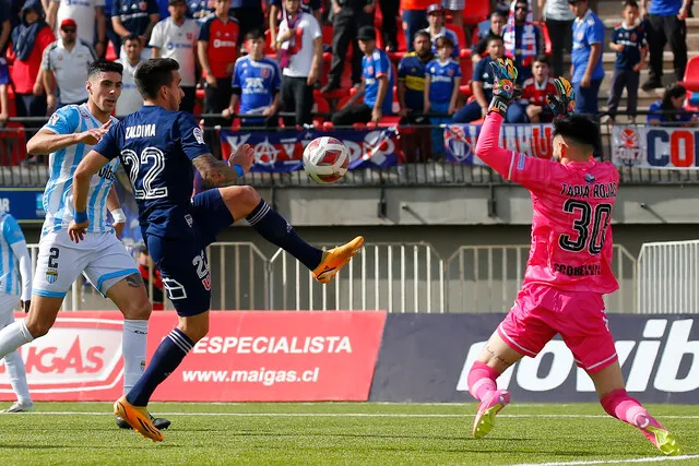 Con Zaldivia lesionado, probablemente cambien a línea de cuatro (Photosport)