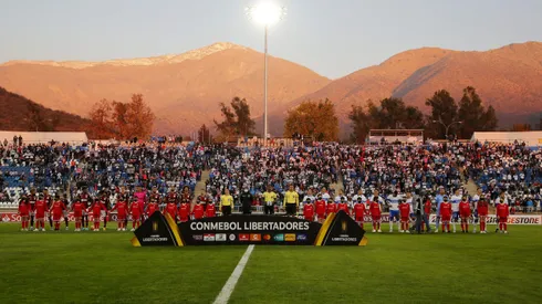 SANTIAGO, CHILE – APRIL 28: Players of Flamengo and Universidad Catolica line up prior to a match between Universidad Catolica and Flamengo as part of Copa CONMEBOL Libertadores 2022 at Estadio San Carlos de Apoquindo on April 28, 2022 in Santiago, Chile. (Photo by Marcelo Hernandez/Getty Images)