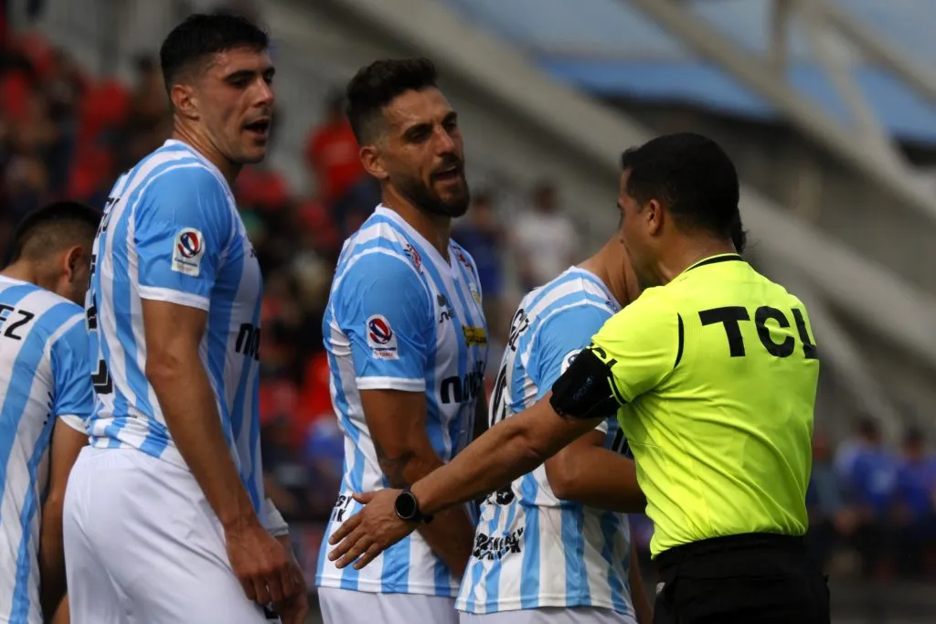 Joaquín Larrivey vivió un partido especial con la camiseta de Magallanes ante la Universidad de Chile (Photosport)