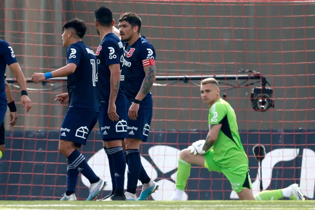 Volver a la línea de 4, es el mensaje de Héctor Pinto a Mauricio Pellegrino (Photosport)