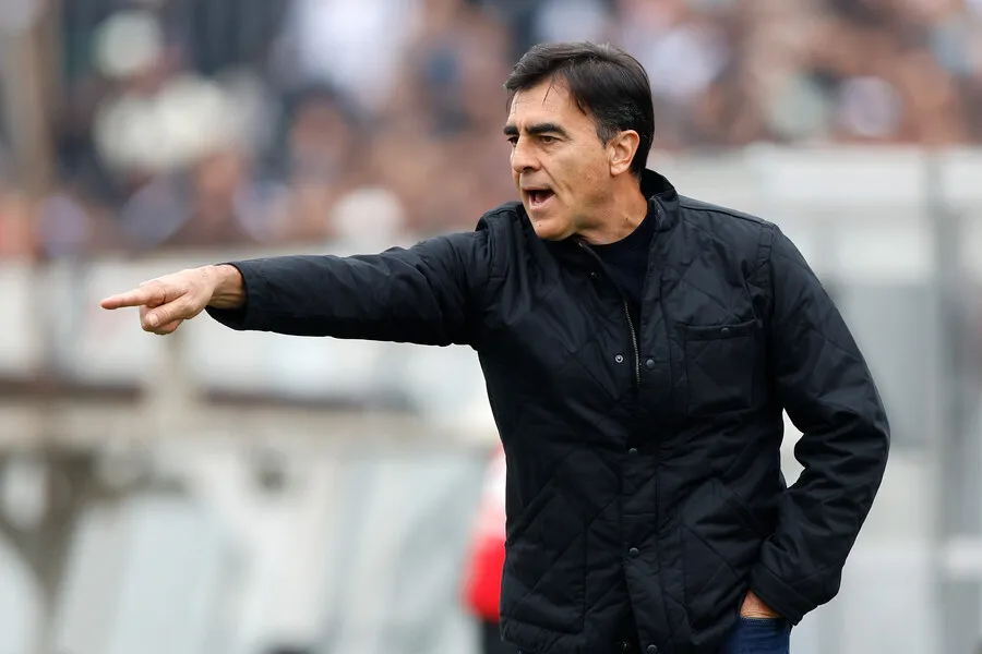 Según Arcos, Quinteros no sigue el 2024 en Colo Colo. | Foto: Photosport