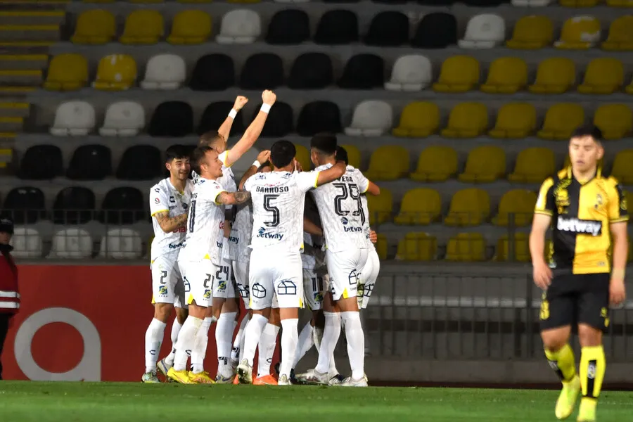 Everton llega a enfrentar a Colo Colo tras un buen triunfo ante Coquimbo Unido. | Foto: Photosport