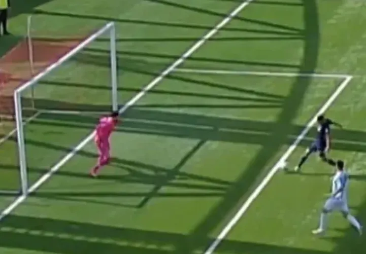 La gran oportunidad que tuvo Palacios en el primer tiempo | Foto: Captura TNT Sports