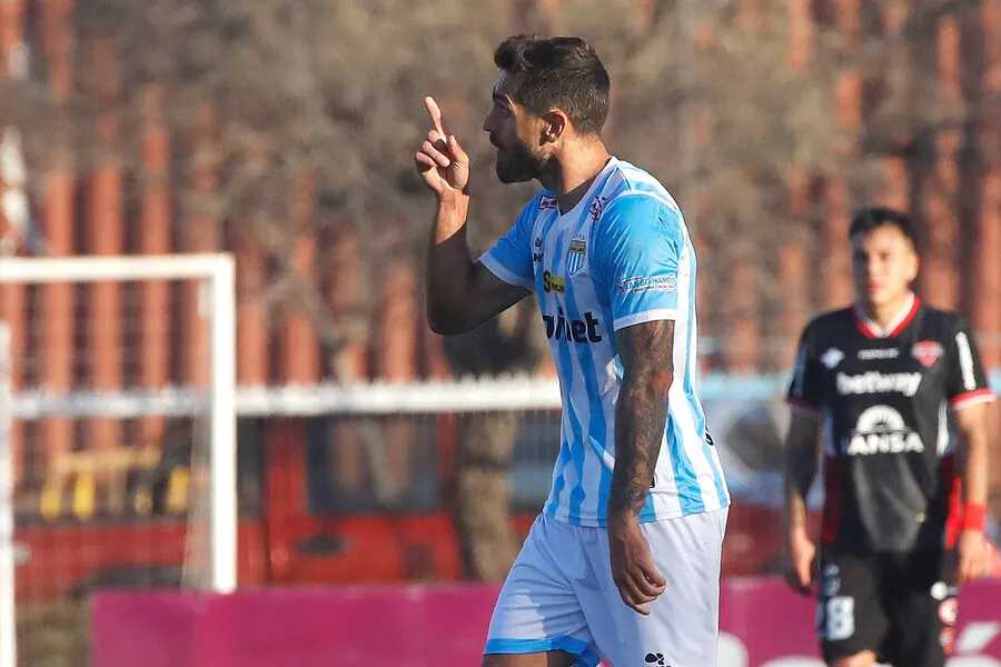 Larrivey enfrentará esta tarde a su ex equipo. | Foto: Photosport