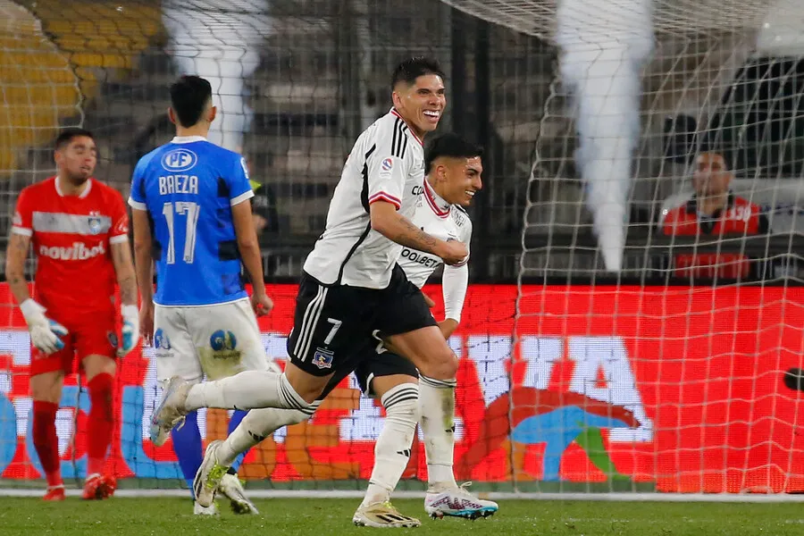 Toño Prieto no se deja llevar por los goles de la Joya ante Huachipato. | Foto: Photosport